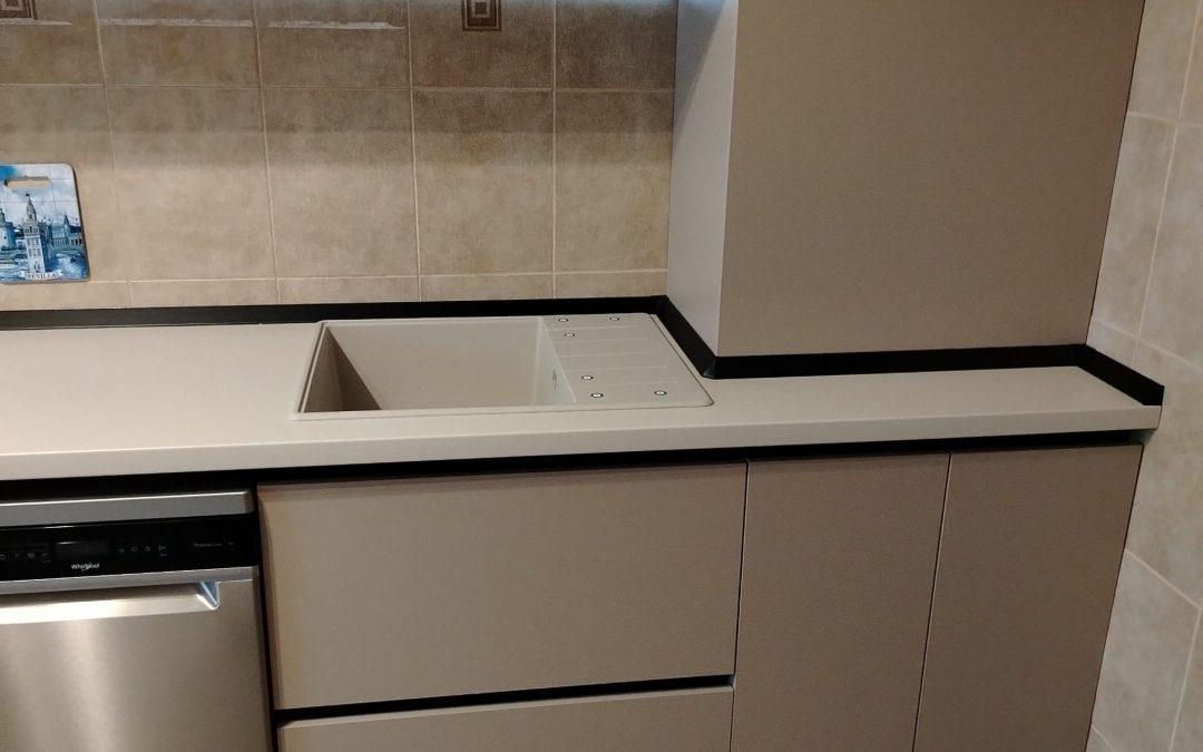 Blat bucătărie la comandă: PAL, piatră sau quartz?