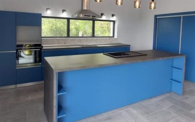 Bucătărie deschisă spre living: cum integrezi mobilierul armonios