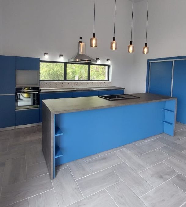 Bucătărie deschisă spre living: cum integrezi mobilierul armonios