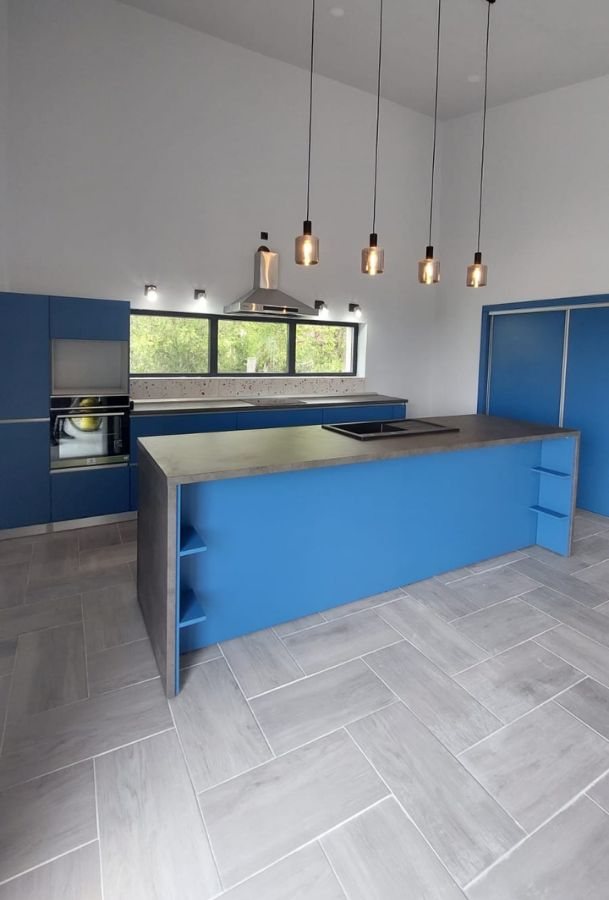 Bucătărie deschisă spre living: cum integrezi mobilierul armonios