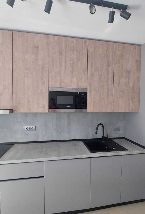Mânere, profil gola sau push-to-open: cum alegi sistemul de deschidere pentru mobila ta