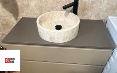 Mobilier de baie la comandă: rezistență la umiditate și materiale potrivite