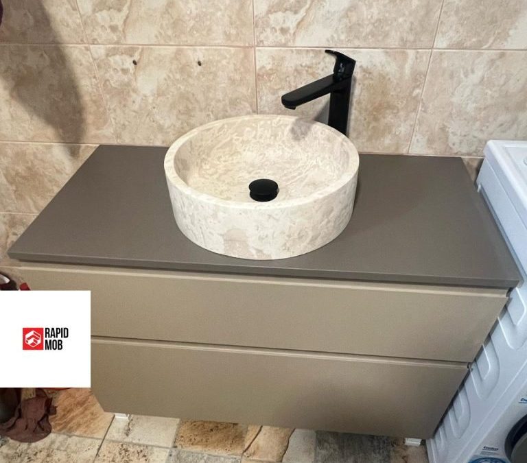 Mobilier de baie la comandă: rezistență la umiditate și materiale potrivite