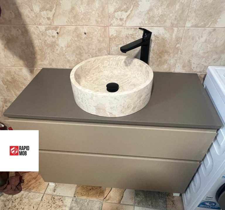 Mobilier de baie la comandă: rezistență la umiditate și materiale potrivite