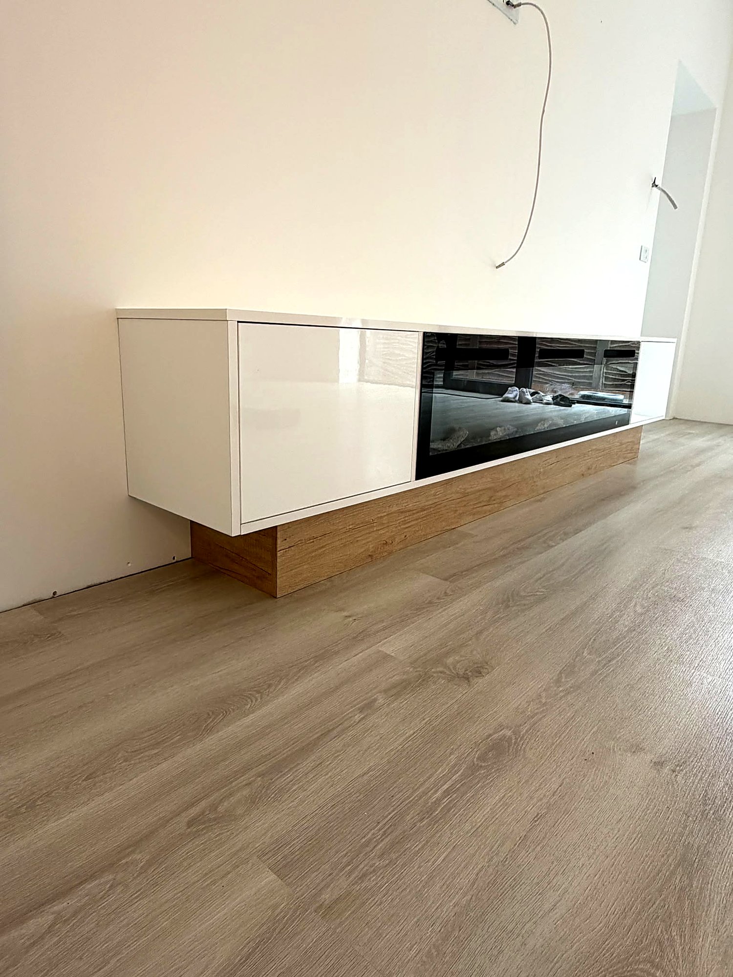 Comodă TV suspendată la comandă, alb lucios cu stejar, cu șemineu electric încorporat