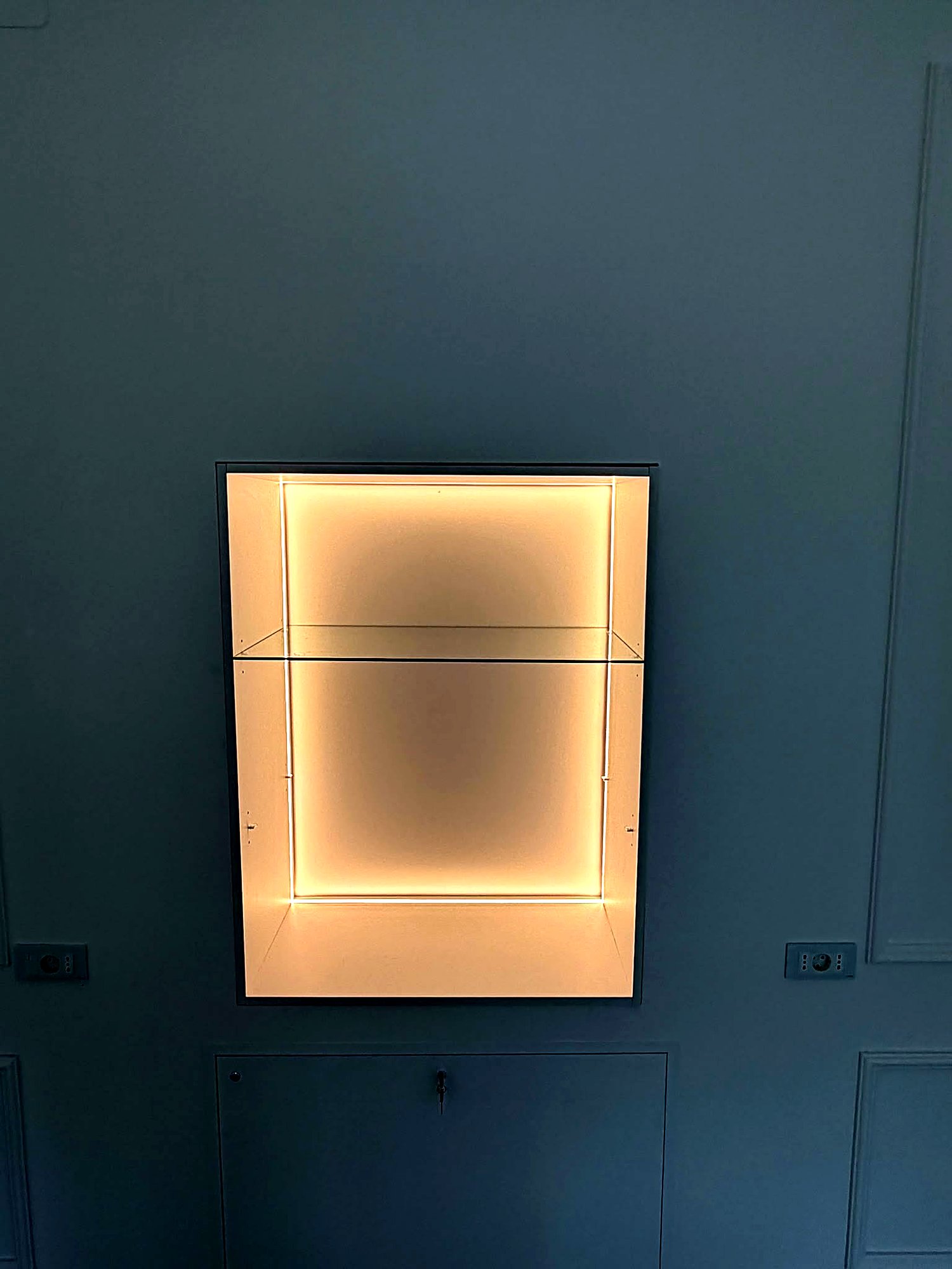 Dulap bleumarin la comandă cu vitrină iluminată LED