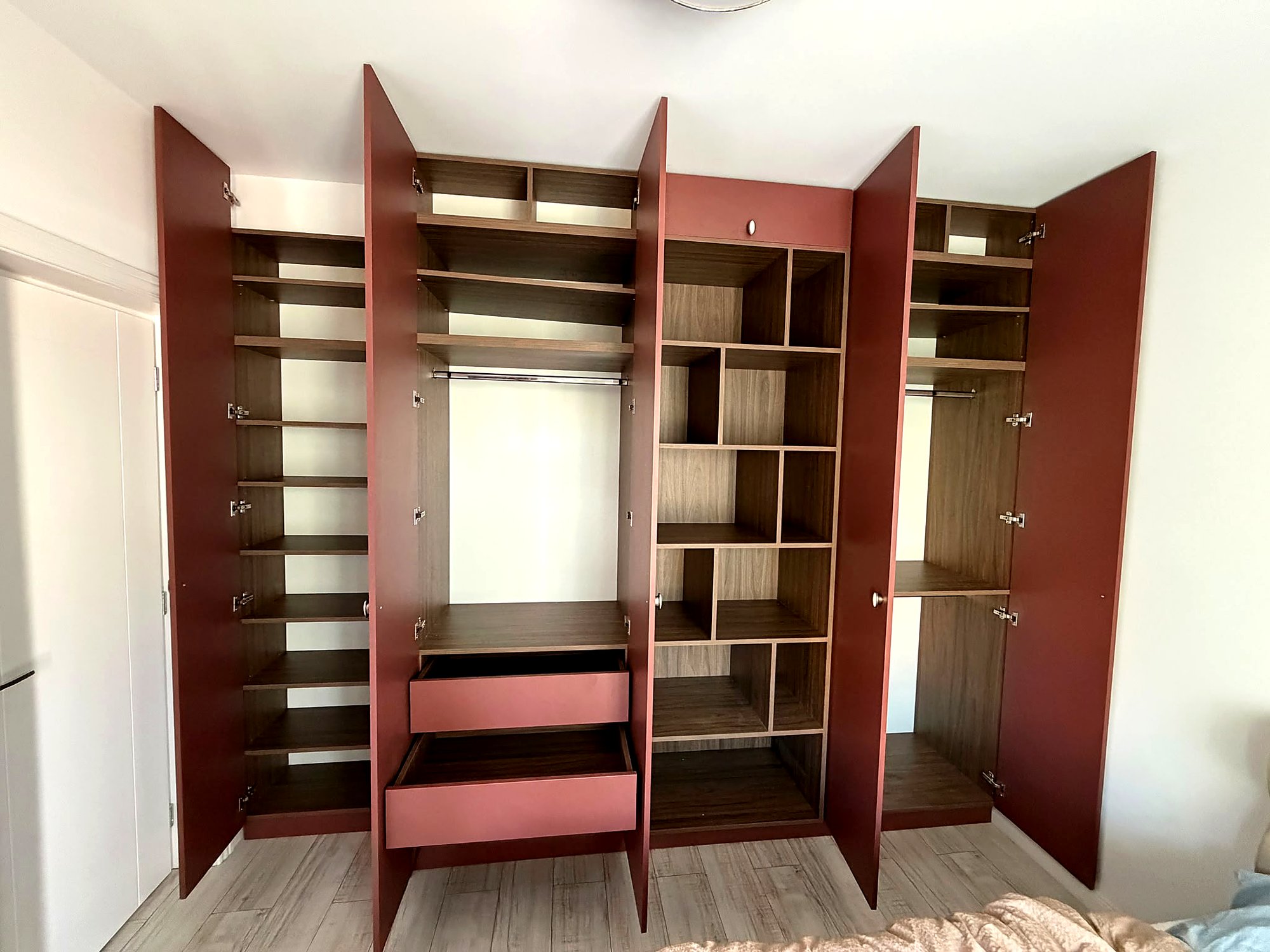 Dressing burgundy la comandă cu compartimentări deschise
