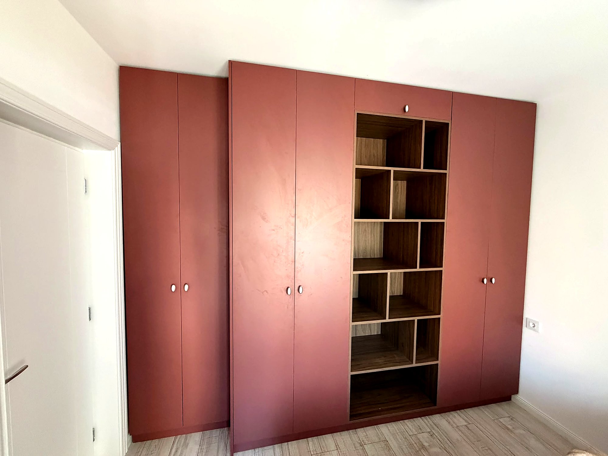Dulap burgundy la comandă cu uși glisante pe tot peretele
