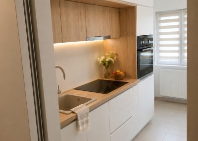 Bucatarie alba mata liniara cu nisa placata in stejar, plita cu inductie si cuptor negru incorporat