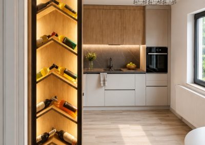 Bucatarie cu corpuri din stejar si coloana inalta cu raft de vinuri iluminat cu LED, cuptor negru incorporat