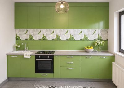Bucatarie liniara cu fronturi verde crud, blat gri beton si faianta verde cu brau de lalele albe
