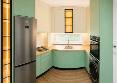 Bucătărie verde mint în formă de U cu electrocasnice încorporate, la comandă