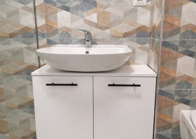 Mobilier de baie alb cu faianță geometrică — mobilă la comandă Rapid Mob, Ploiești