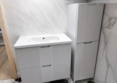 Mobilier de baie alb riflat pe fundal de marmură — mobilă la comandă Rapid Mob, Ploiești