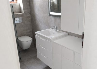 Mobilier de baie alb suspendat cu oglindă LED — mobilă la comandă Rapid Mob, Ploiești