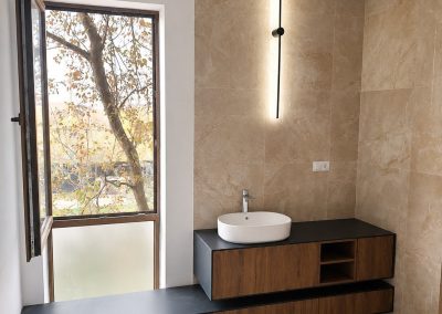 Mobilier de baie din lemn și negru, lângă fereastră — mobilă la comandă Rapid Mob, Ploiești