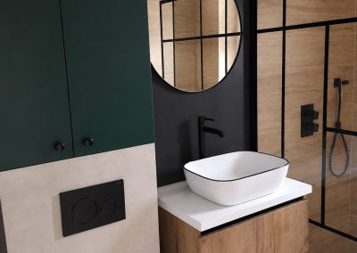 Baie cu mobilier din lemn, oglindă rotundă și perete verde — mobilă la comandă Rapid Mob, Ploiești