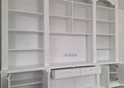 Bibliotecă albă în stil clasic cu arcade și comodă TV — mobilă la comandă Rapid Mob, Ploiești