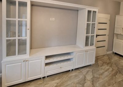 Bibliotecă de living albă în stil clasic, cu vitrine și comodă TV — mobilă la comandă Rapid Mob, Ploiești
