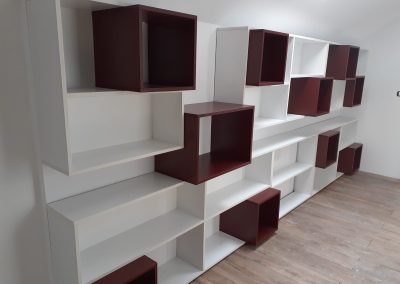 Bibliotecă modulară albă cu cuburi bordo — mobilă la comandă Rapid Mob, Ploiești
