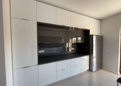 Bucătărie albă lucioasă cu panou de sticlă neagră și frigider inox — mobilă la comandă Rapid Mob, Ploiești