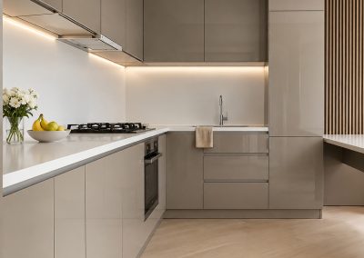 Bucătărie în L cappuccino lucios cu sertare cu profil gola, blat alb, chiuvetă inox și coloană până în tavan