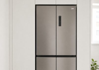 Coloane înalte albe de bucătărie cu frigider inox încastrat — mobilă la comandă Rapid Mob, Ploiești