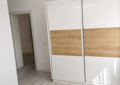 Dormitor cu dulap glisant alb, lemn și oglindă — mobilă la comandă Rapid Mob, Ploiești