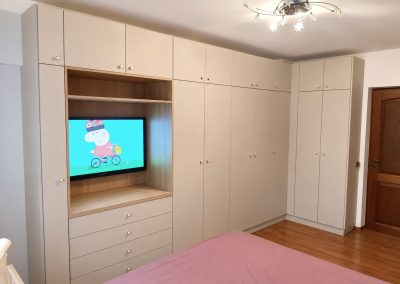 Dormitor cu dulap pe tot peretele și TV integrat — mobilă la comandă Rapid Mob, Ploiești