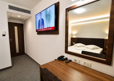 Dormitor cu oglindă în ramă de lemn, birou și TV — mobilă la comandă Rapid Mob, Ploiești