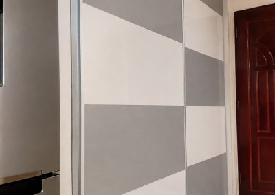 Dressing cu uși glisante gri și alb, model geometric — mobilă la comandă Rapid Mob, Ploiești