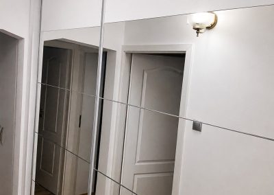 Dressing cu uși glisante cu oglindă și fronturi albe — mobilă la comandă Rapid Mob, Ploiești