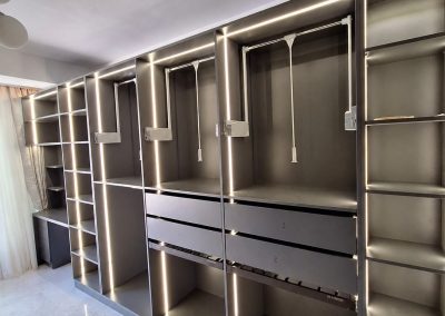 Dressing walk-in gri cu iluminare LED — mobilă la comandă Rapid Mob, Ploiești