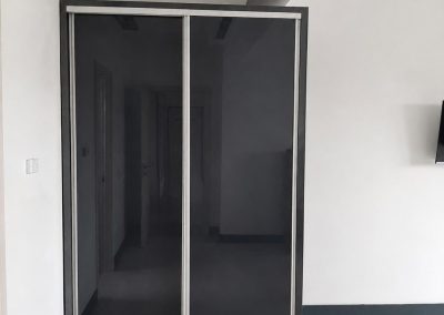Dulap de dormitor cu uși glisante din sticlă neagră — mobilă la comandă Rapid Mob, Ploiești