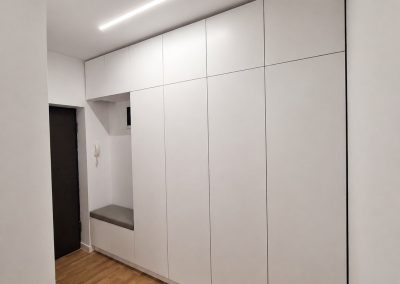 Hol cu dulap alb și nișă cu bancă — mobilă la comandă Rapid Mob, Ploiești