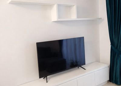 Living alb minimalist cu comodă TV și rafturi — mobilă la comandă Rapid Mob, Ploiești