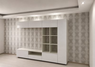 Living alb cu perete TV, bibliotecă și rafturi deschise — mobilă la comandă Rapid Mob, Ploiești