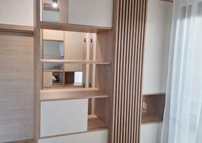 Bibliotecă de living din lemn cu riflaje și spațiu de birou — mobilă la comandă Rapid Mob, Ploiești