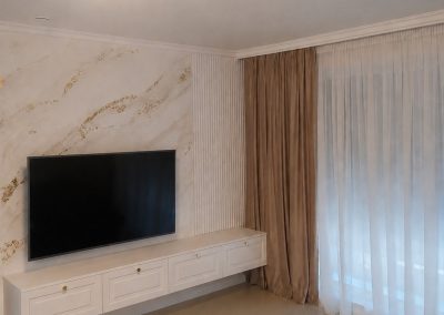 Living cu perete de marmură, TV și comodă albă — mobilă la comandă Rapid Mob, Ploiești