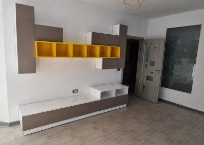 Living cu perete TV maro, cuburi galbene și comodă albă — mobilă la comandă Rapid Mob, Ploiești