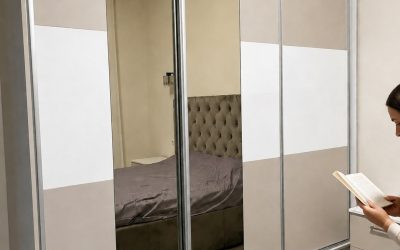 Dormitor mic de 9–10 mp la comandă: pat, dulap și depozitare fără aglomerare