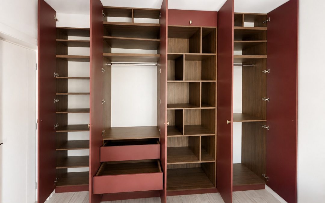 Dressing în culori închise: bordo, antracit, verde brad — când merită și cum îl luminezi