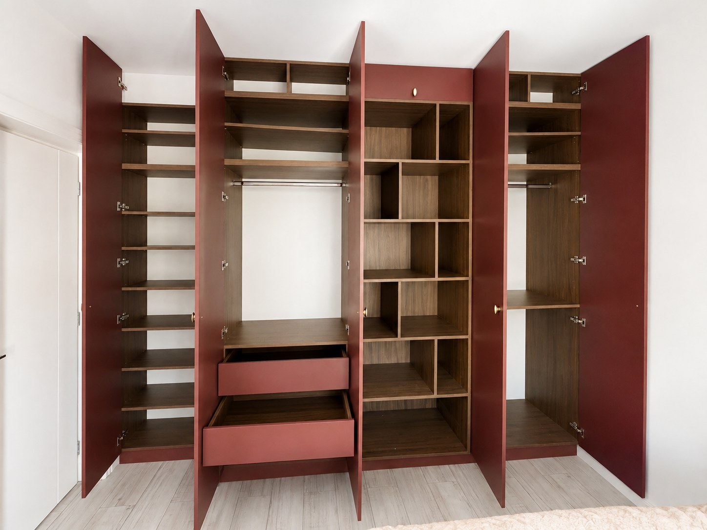Dressing în culori închise: bordo, antracit, verde brad — când merită și cum îl luminezi